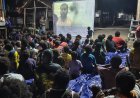 Nonton Bareng Film Edukasi, Satgas TMMD Bagikan Makanan Bergizi kepada Anak-Anak Kampung Keakwa