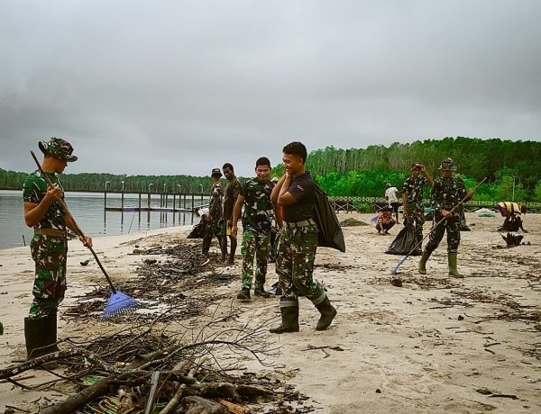 Aksi Bersih Pantai Keakwa oleh Satgas TMMD Kodim 1710/Mimika